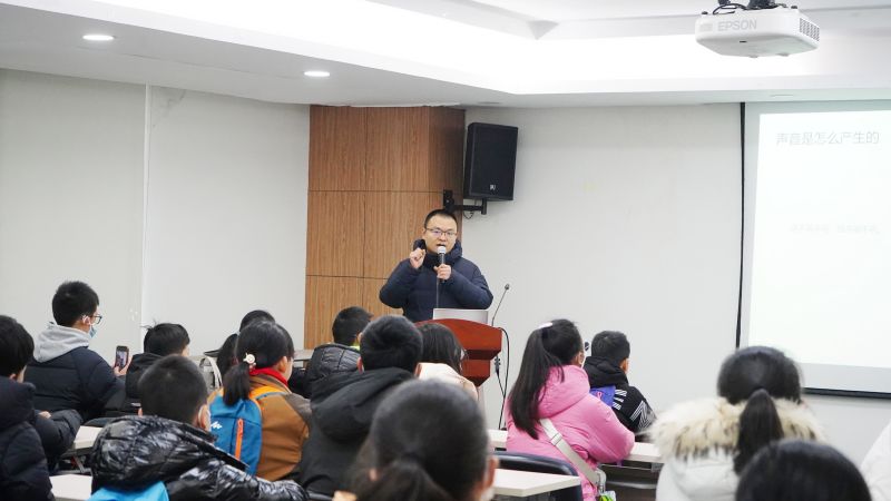 講座中，聲學(xué)專(zhuān)家辜磊與學(xué)生們進(jìn)行互動(dòng)交流