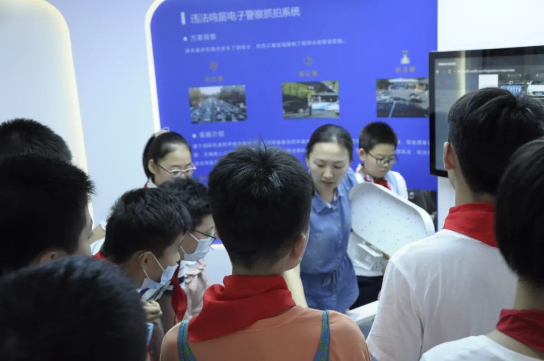 17位蘇州中學(xué)偉長實(shí)驗(yàn)班學(xué)生前來體驗(yàn)聲學(xué)黑科技