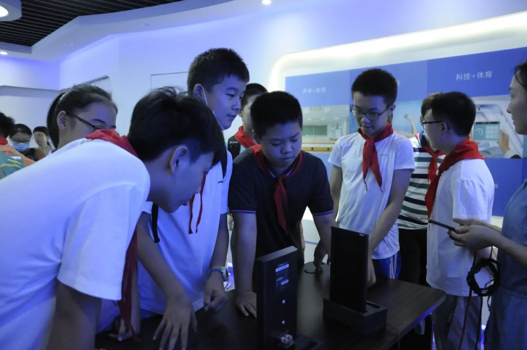 17位蘇州中學(xué)偉長實(shí)驗(yàn)班學(xué)生前來體驗(yàn)聲學(xué)黑科技